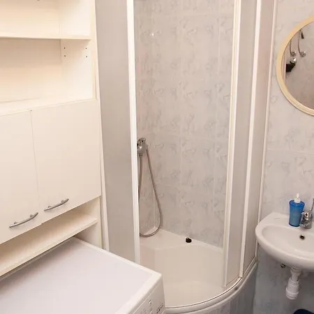 Apartman Anavi 93 *